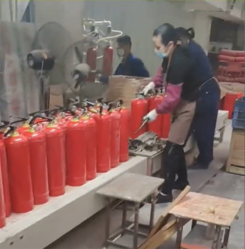 灭火器检测充装现场实拍 灭火器检测充装现场实拍