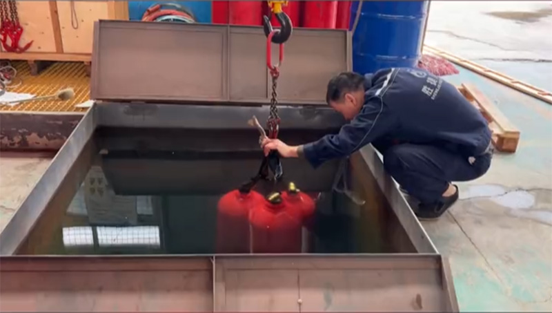 消防钢瓶水压试验实拍