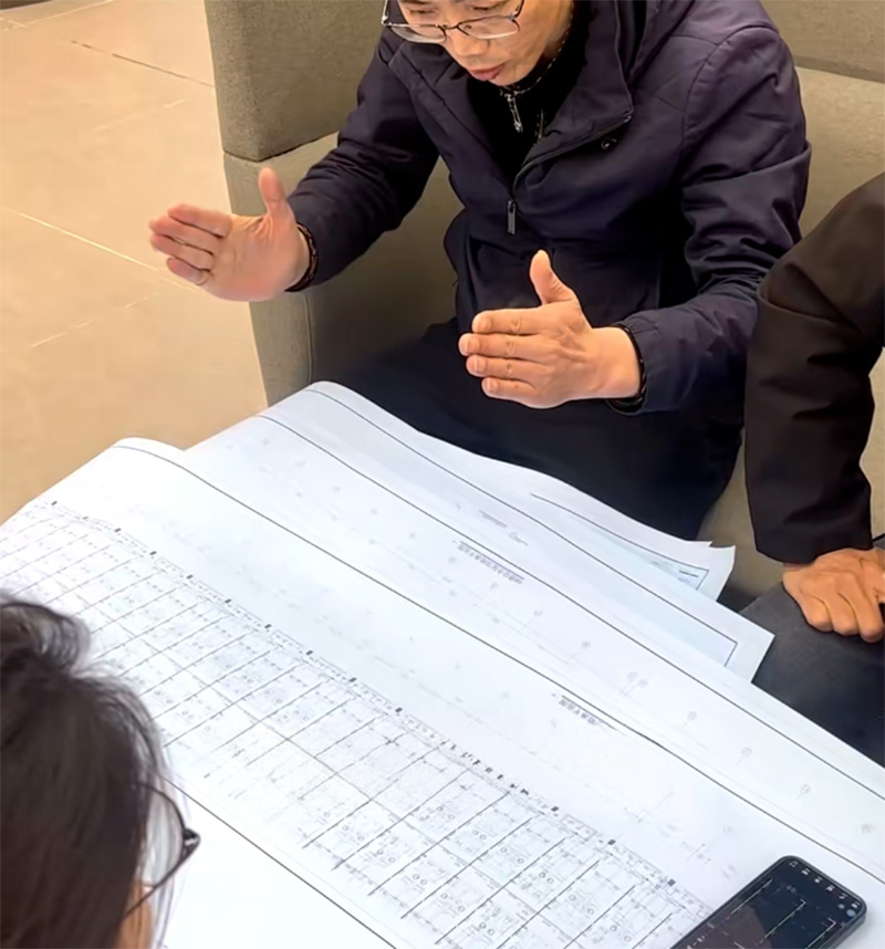 评估人员对照图纸进行消防评估