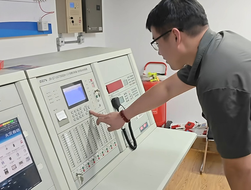 第三方消防维保现场工作照