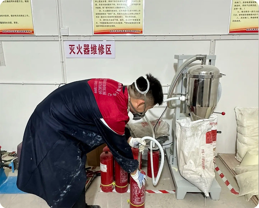 正在对一写字楼灭火器进行年检充装